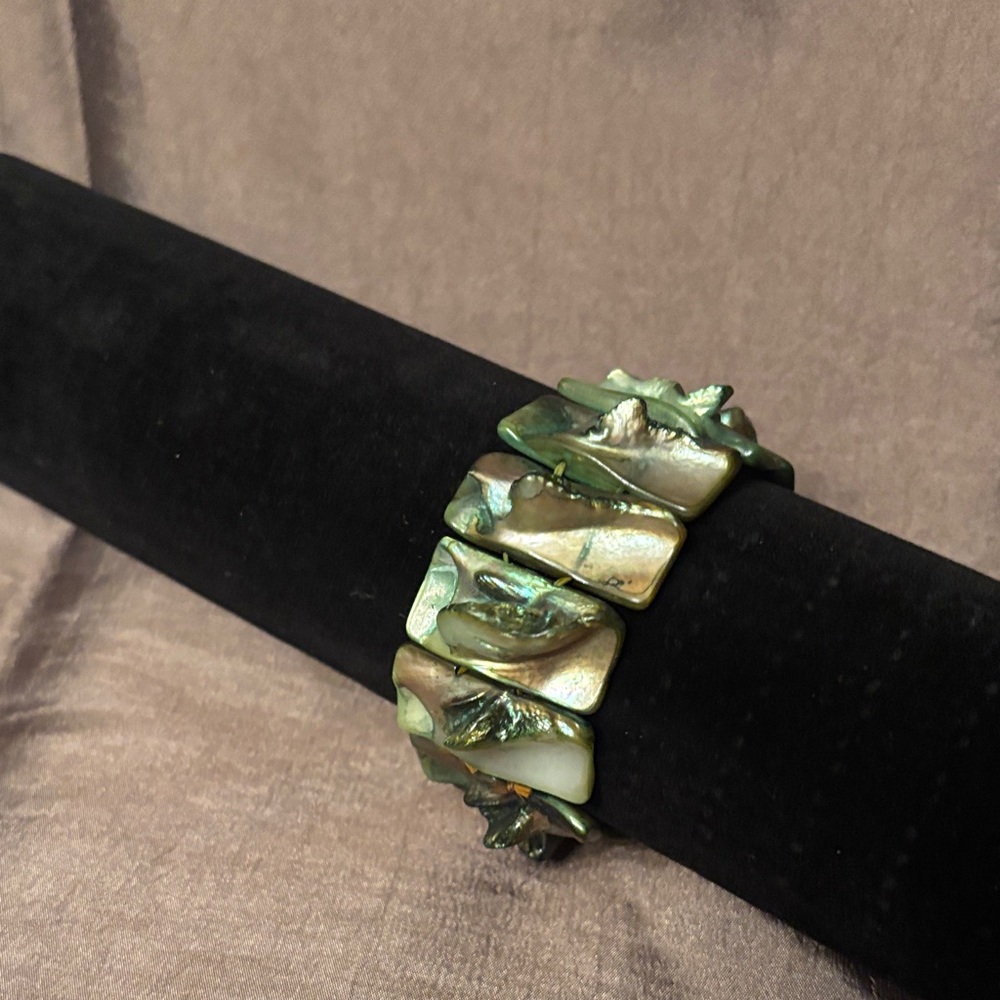 Elegant Green Shell Bracelet